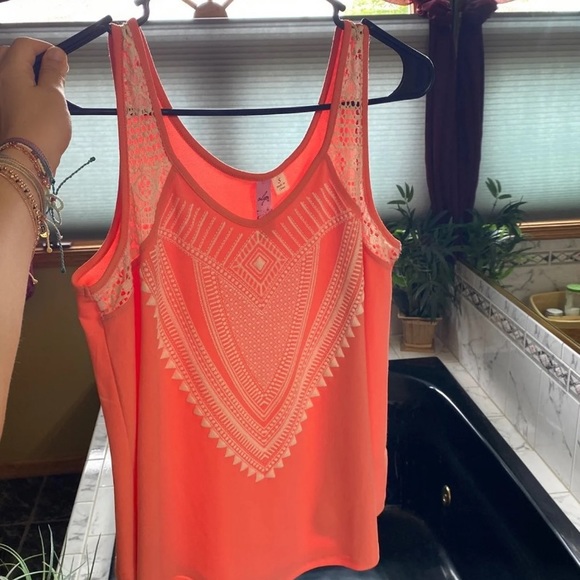 Francesca’s tank - Picture 2 of 3